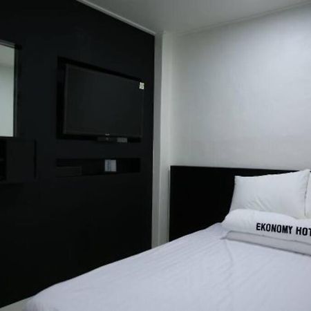 Ekonomy Hotel Gumi Exterior foto