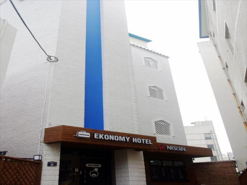 Ekonomy Hotel Gumi Exterior foto